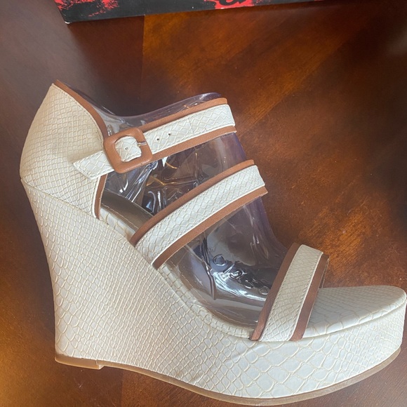 Fergalicious woman’s wedges - Picture 3 of 3